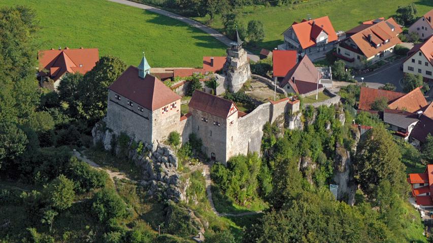 Der Aufstieg über insgesamt 137 steinerne Stufen zur Burg Hohenstein lohnt sich: Vom Gipfelplateau des 30 Meter hohen Felsblocks hat man einen einzigartigen Fernblick. Bei klarem Wetter kann man bis zu 80 Kilometer weit ins Land schauen – hinüber zum Ochsenkopf etwa.