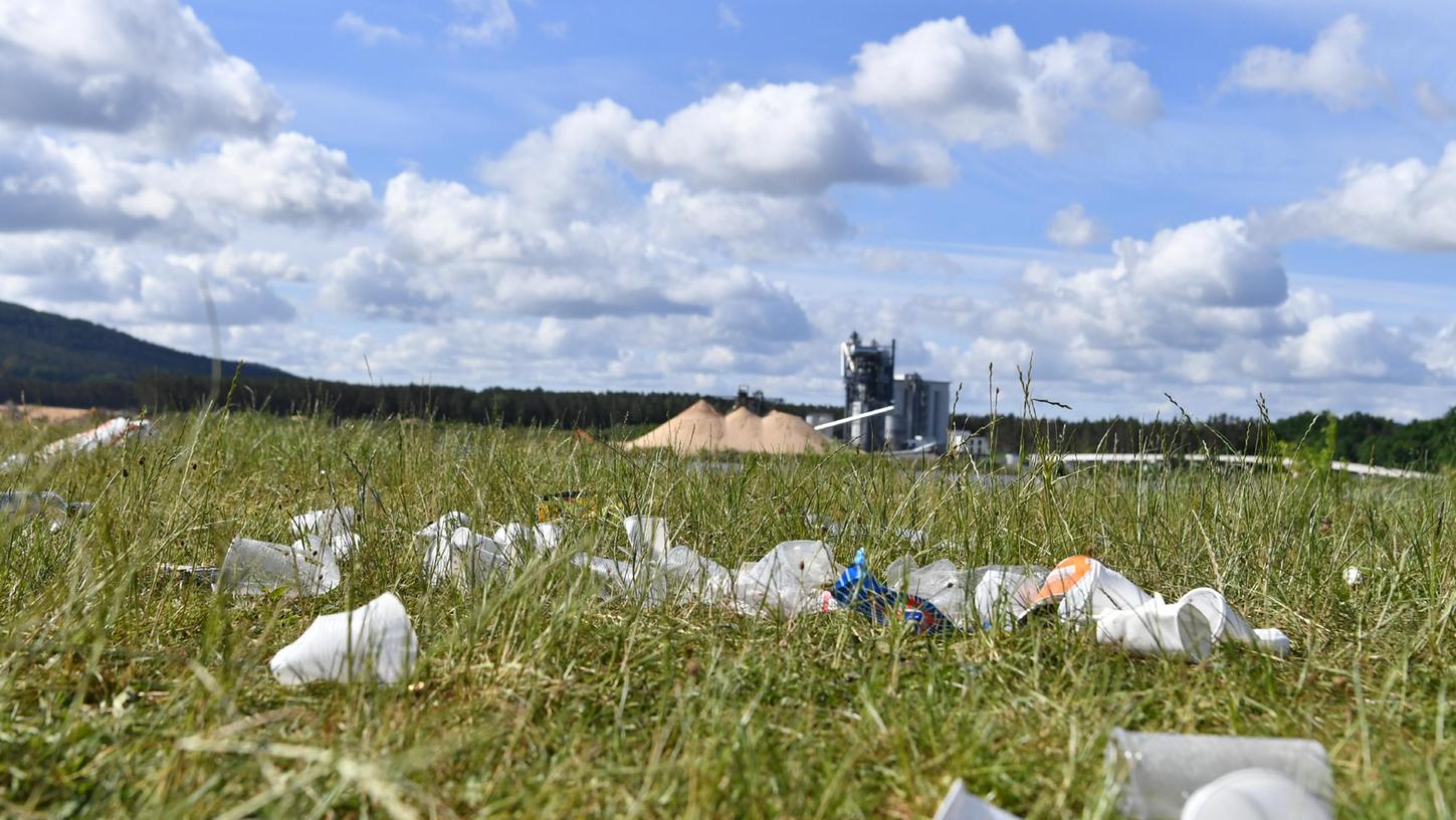 Am Morgen nach den Feiern liegen jede Menge Plastikmüll und Flaschen rund um den Sengenthaler Bögl-Weiher im Gras. Vorbildlich, wenn sich dann ein paar junge Leute finden, die mit Müllsäcken die Hinterlassenschaften am nächsten Tag wieder aufräumen.
