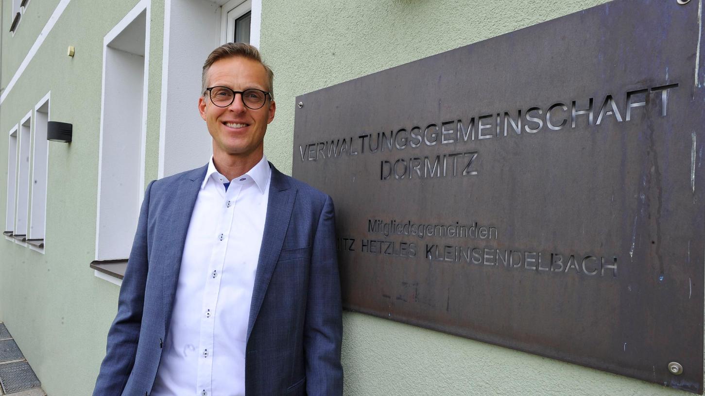Bürgermeister Bezold verspricht: Auch wer die Geheimsprache nicht beherrscht, wird in Dormitz gut behandelt.
Bürgermeister Bezold verspricht: Auch wer die Geheimsprache nicht beherrscht, wird in Dormitz gut behandelt.