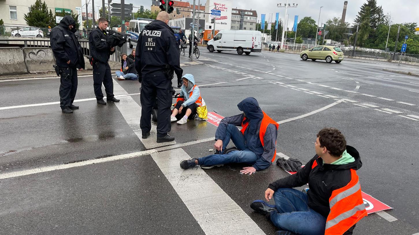 Klimaschutz-Demonstranten der "Letzten Generation" sitzen in Charlottenburg an der Ausfahrt der Stadtautobahn.