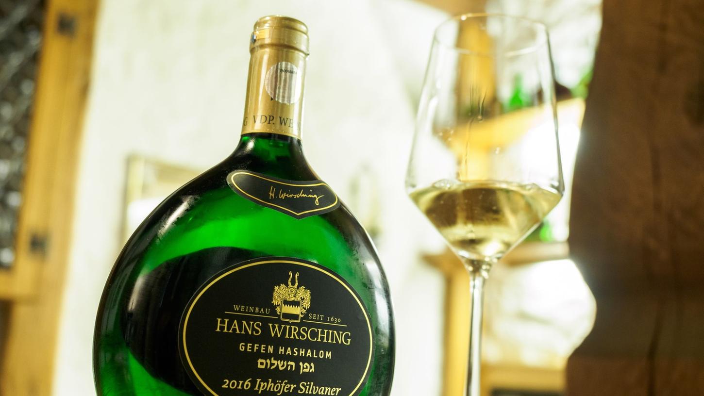 Das Weingut Wirsching hat den ersten koscheren Wein im Bocksbeutel vorgestellt. Damit ein Wein als koscher gilt, dürfen mit dem Saft nur orthodoxe Juden in Kontakt kommen. Der Kellermeister durfte den Wein während der gesamten Zeit nicht einmal sehen. Das Weingut Wirsching hat den ersten koscheren Wein im Bocksbeutel vorgestellt. Damit ein Wein als koscher gilt, dürfen mit dem Saft nur orthodoxe Juden in Kontakt kommen. Der Kellermeister durfte den Wein während der gesamten Zeit nicht einmal sehen.