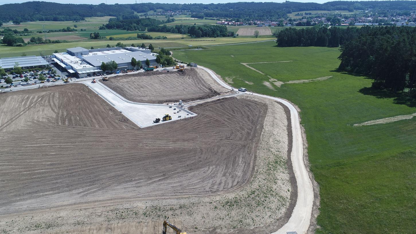 Die Erweiterungsfläche am Espenpark aus der Drohnenperspektive. Links oben im Bild ist das Kaufland-Areal zu sehen mit Supermarkt und Parkflächen. Mit dem jetzt erschlossenen Grund wächst das Gewerbegebiet nach Süden. Die Erweiterungsfläche am Espenpark aus der Drohnenperspektive. Links oben im Bild ist das Kaufland-Areal zu sehen mit Supermarkt und Parkflächen. Mit dem jetzt erschlossenen Grund wächst das Gewerbegebiet nach Süden.