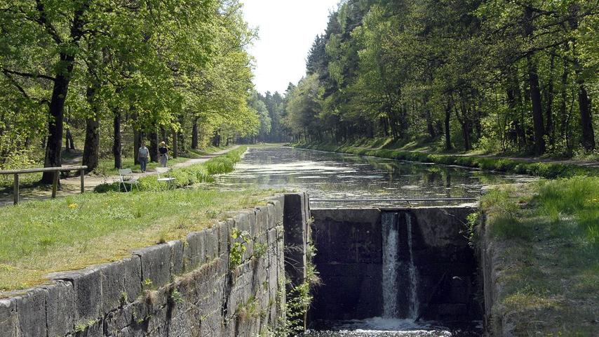 Einst ein technisches Meisterwerk, heute eine Freizeitoase: Der Alte Brückkanal Ludwigskanal. Der Schwarzach-Brückkanal, bei Kilometer 95,2 zwischen den Schleusen 59 und 60, der den Kanal mit einer Höhe von 17,50 Metern über den Fluss trägt, gilt als technische Meisterlesitung. 1841 wurde er fertiggestellt, musste aber 1844 nach einigen Reparaturmaßnahmen fast volltändig wieder abgetragen werden.  