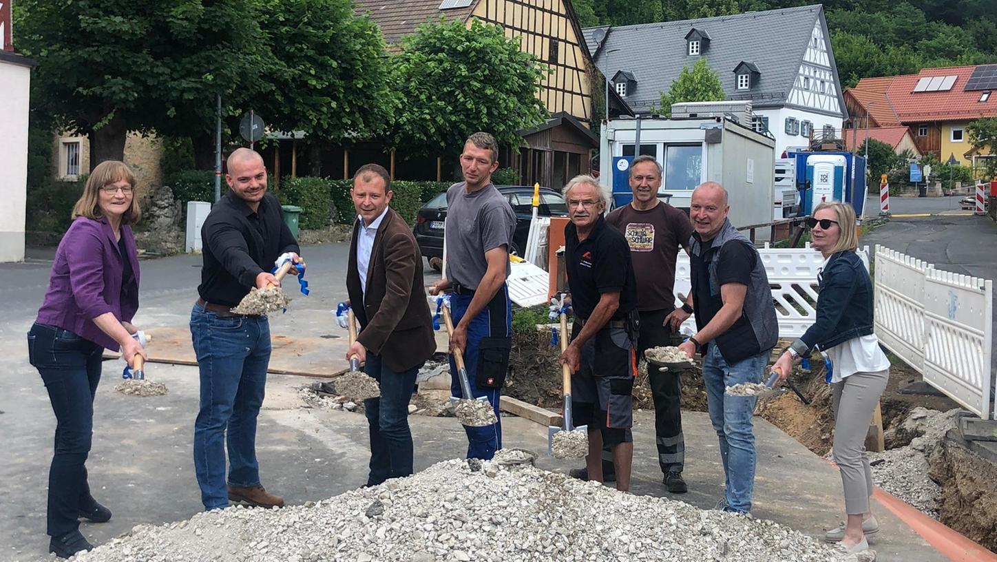 Spatenstich zur Dorfplatzgestaltung: Alle griffen zur Schaufel. Spatenstich zur Dorfplatzgestaltung: Alle griffen zur Schaufel.