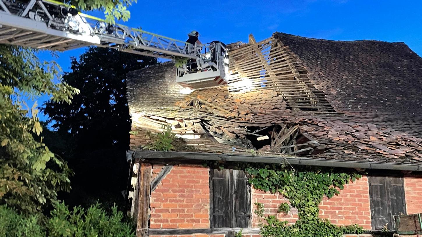 Aus dem Drehleiterkorb heraus wurde mit Hilfe des Einreißhakens begonnen den Dachstuhl einzureißen.
Aus dem Drehleiterkorb heraus wurde mit Hilfe des Einreißhakens begonnen den Dachstuhl einzureißen.