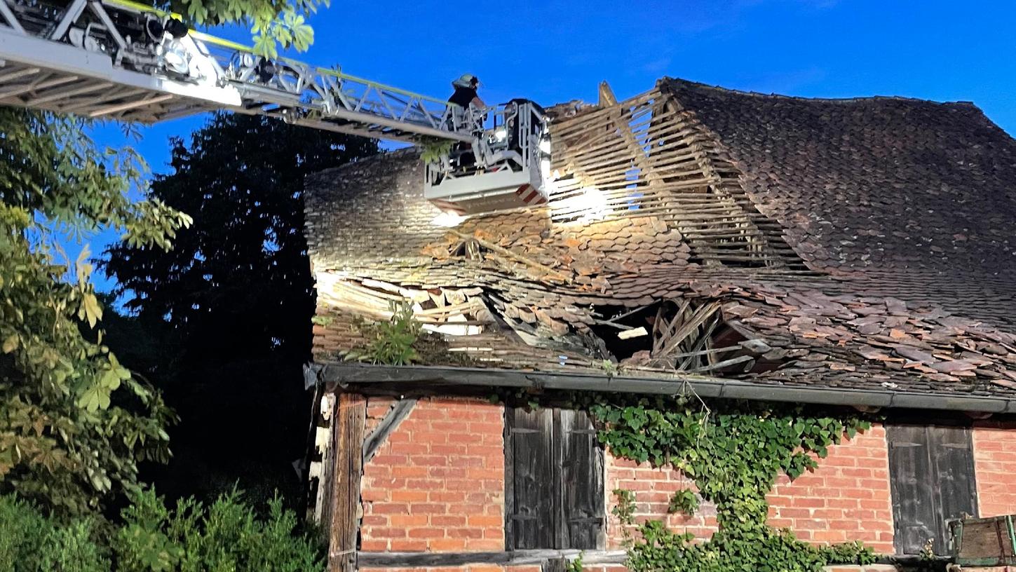 Aus dem Drehleiterkorb heraus wurde mit Hilfe des Einreißhakens begonnen den Dachstuhl einzureißen.