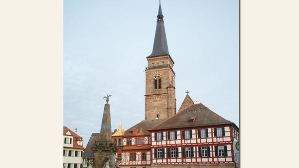 Der Marktplatz markiert seit 1303 das lebendige Zentrum der kreisfreien Stadt Schwabach. Ansässig waren hier damals nur die wohlhabendsten und einflussreichsten Bürger mit ihren zum Teil prächtigen Anwesen. Ab 1885 wurde der Platz zu Ehren des bayerischen Herrscherhauses in Königshaus umbenannt. Er grenzt an die Westseite des Rathauses und die unmittelbar dahinter liegende Stadtkirche. Dieses Ensemble ist als Motiv prägend für Schwabach.