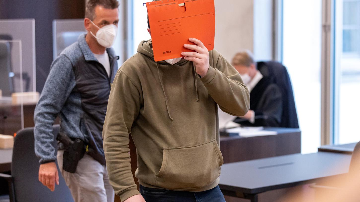 Der Angeklagte wird wegen eines Angriffs in einem kleinen Reisebus im September 2021 in der Psychiatrie untergebracht.
Der Angeklagte wird wegen eines Angriffs in einem kleinen Reisebus im September 2021 in der Psychiatrie untergebracht.