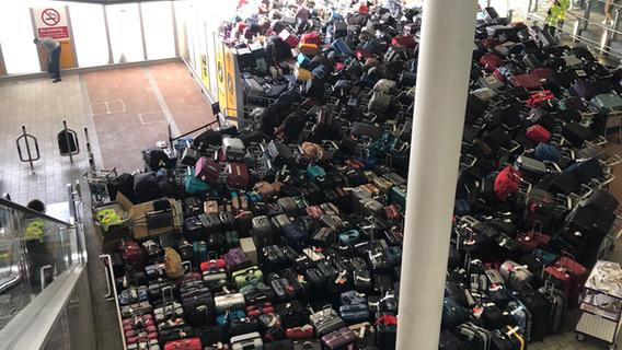 Schon wieder! Koffer-Chaos an wichtigem Flughafen - Tausende Gepäckstücke stapeln sich
