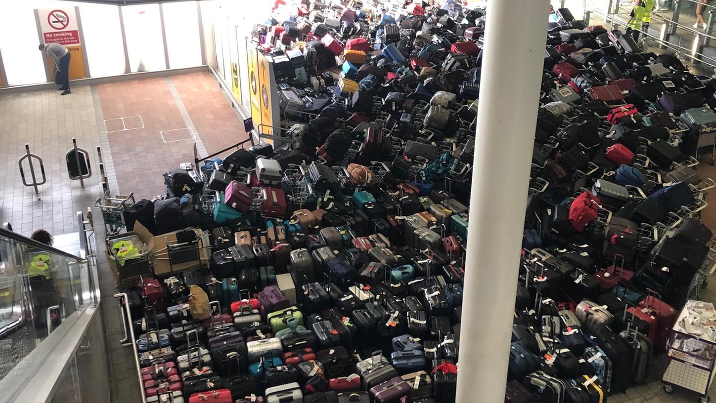 In einem Terminal am Flughafen London Heathrow stapeln sich tausende Koffer.
