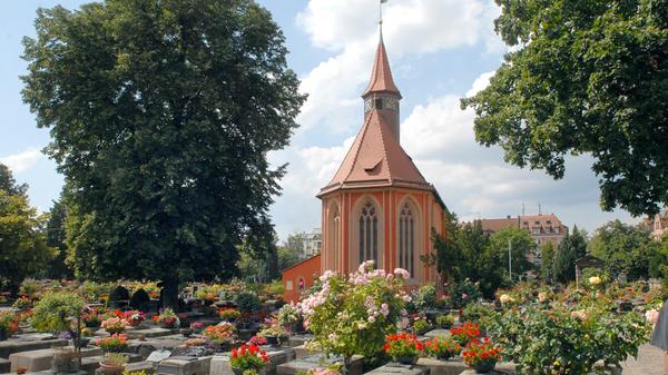 Der Johannisfriedhof in Nürnberg ist eine der berühmtesten Ruhestätten Deutschlands. Große Namen wie Albrecht Dürer, Hans Sachs und Veit Stoß finden hier ihre letzte Ruhe. Inmitten des Friedhofs steht die aus dem 13. Jahrhundert stammende St. Johannis Kirche. Bekannt ist der Friedhof zudem für seine Epitaphienkunst, die 2018 in das Bayerische Landesverzeichnis immateriellen Kulturerbes aufgenommen wurde.