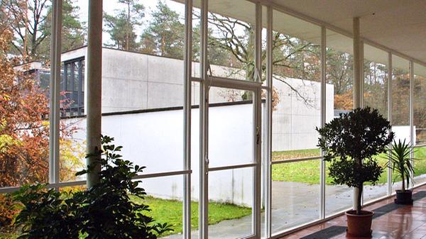 Die Akademie der Bildenden Künste Nürnberg ist die älteste Kunstakademie im deutschsprachigen Raum. Bereits 1662 wurde sie gegründet. Ihre Aufnahme in die Frankenwunder verdankt sie aber ihrem weit jüngeren Zuhause in der Bingstraße. Die vom Münchner Architekten Sep Ruf zu Beginn der 50er Jahre entworfenen Pavillions gelten als Meilenstein moderner Architektur.