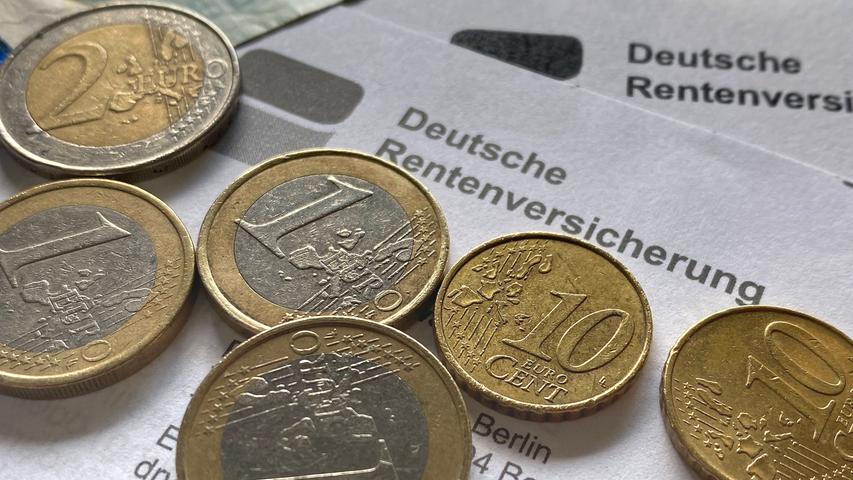 Zum 1. Juli 2022 soll neben dem Mindestlohn auch die Rente steigen. Die Erhöhung beträgt in Westdeutschland 5,35 Prozent, in Ostdeutschland 6,12 Prozent.