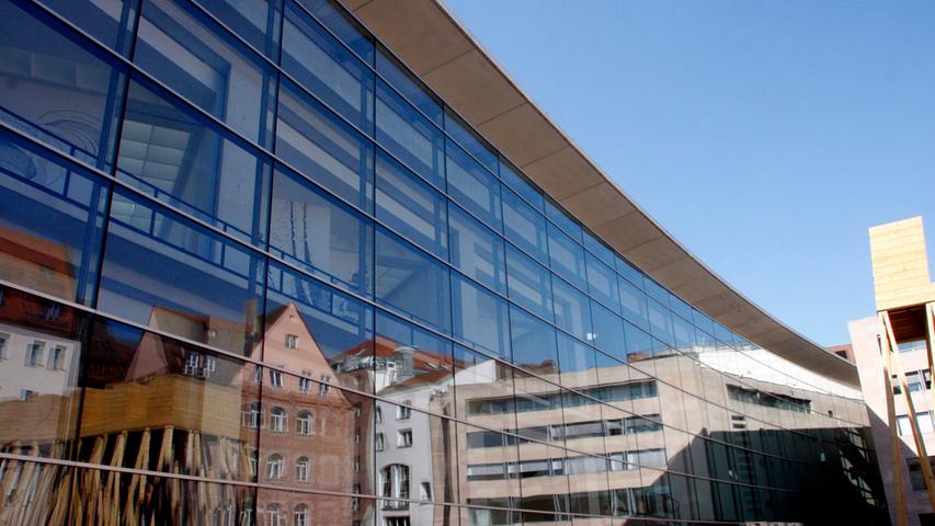 Das Neue Museum Nürnberg beeindruckt nicht allein durch seine Werke von Warhol bis Beuys, sondern vor allem durch seine von Volker Staab entworfene 100 Meter lange, leicht geschwungene Glasfassade, die für viele Fotofans ein perfektes Motiv abgibt. Die moderne Architektur ist die perfekte Bühne für moderne Kunst und Design. 