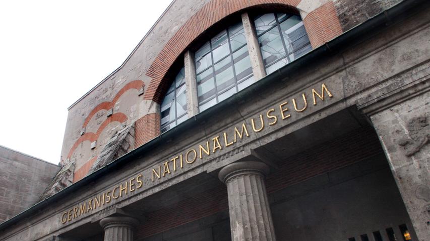 Das Germanische Nationalmuseum in Nürnberg ist das größte kulturgeschichtliche Museum im deutschsprachigen Raum. Es hütet über 1,3 Millionen Objekte von der Ugeschichte bis in die Gegenwart, von denen natürlich immer nur ein Bruchteil ausgestellt werden kann.