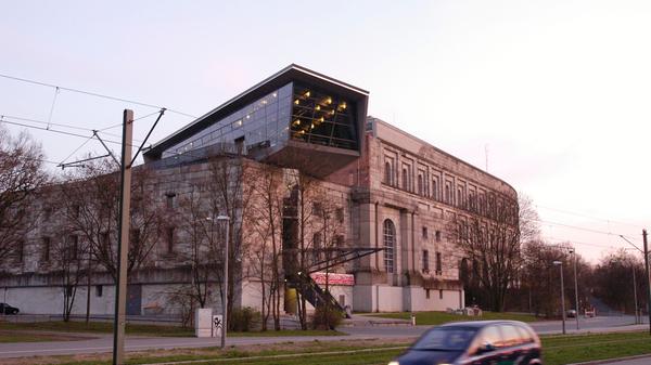 Das Dokumentationszentrum Reichsparteitagsgelände in Nürnberg ist einer der wichtigsten Orte zur Aufarbeitung der Verbrechen der Nazis in Deutschland. Im Jahr 2001 wurde das Museum durch den damaligen Bundespräsidenten Johannes Rau eröffnet. In einer großen Ausstellung wird der Zweite Weltkrieg in Nürnberg sowie die Reichsparteitage Hitlers aufgearbeitet. Im Herbst 2020 schließt das Dokuzentrum wegen Umbauarbeiten für drei Jahre, eine kleine Ausstellung soll jedoch weiterhin bestehen bleiben.