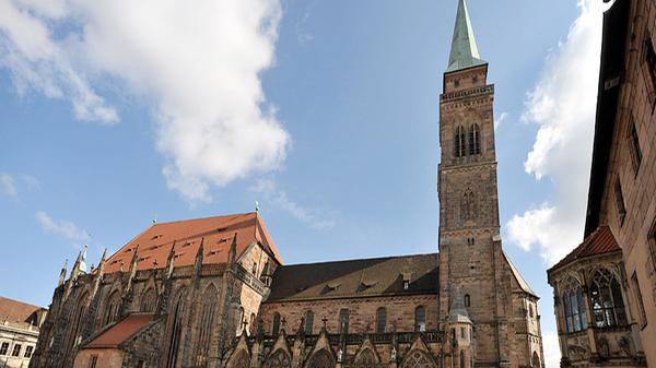 St. Sebald ist neben St. Lorenz und der Frauenkirche das bedeutendste Gotteshaus in Nürnberg. Nicht nur der Baustil und die Kunstschätze sind eine Besonderheit, sondern auch die Tatsache, dass die Reliquien eines katholischen Heiligen in einer evangelisch-lutherischen Kirche aufbewahrt werden. Der Heilige Sabald als Nürnberger Stadtpatron hat seine letzte Ruhestätte in einem Schrein gefunden, den der berühmte Nürnberger Bildhauer und Rotschmied Peter Vischer gefertigt hat. Der Bau der Basilika hatte 1230/40 auf den Grundmauern einer dem Heiligen Petrus geweihten Vorgängerkirche begonnen. Bis 1379 wurden die Seitenschiffe dieser ältesten Pfarrkirche von Nürnberg erweitert, die Türme im hochgotischen Stil erhöht und der spätgotischen Hallenchor gebaut.