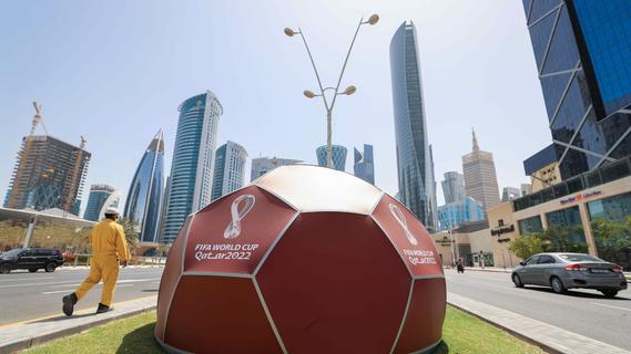 Von goldenen Uhren und falschen Fans: Wie sich Katar die Fußball-WM kaufte