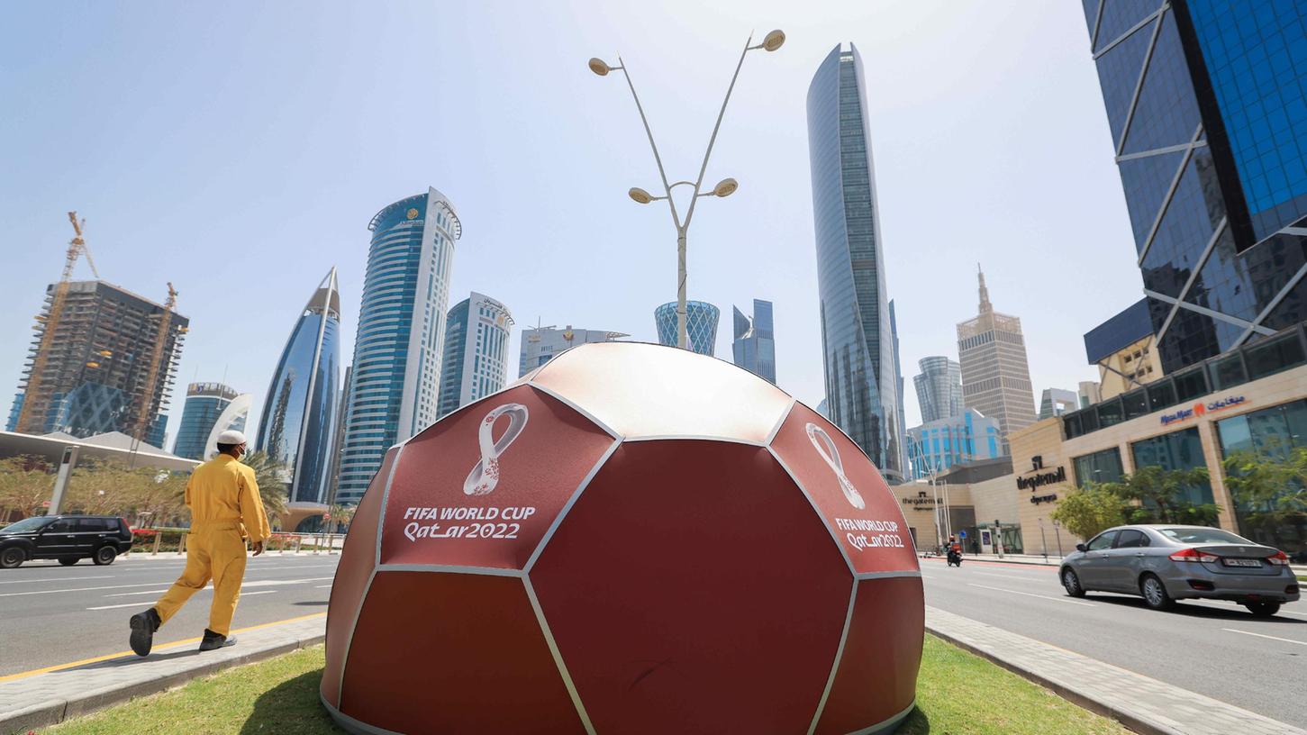 In wenigen Monaten beginnt die Fußball-WM in Katar - begleitet von heftigen Nebengeräuschen.