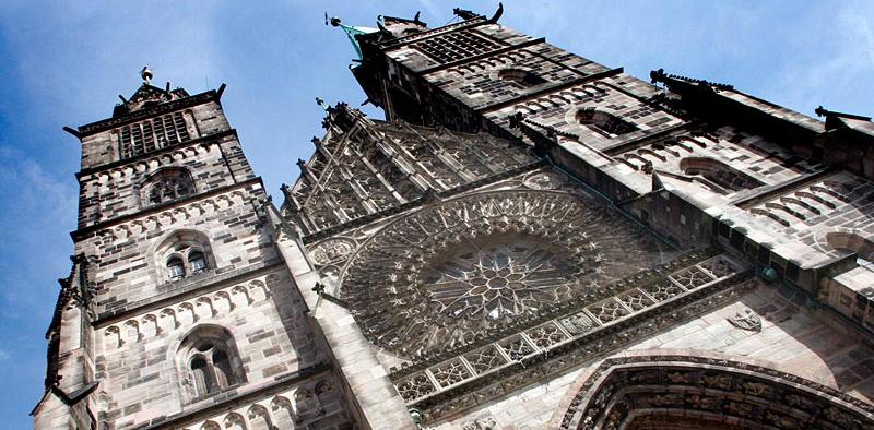 Die Lorenzkirche in der Nürnberger Innenstadt kann man nicht verfehlen. Baubeginn war 1250 mit der dreischiffigen Basilika, der spätgotische Hallenchor wurde im Jahr 1477 vollendet. Der Patron und Namensgeber der Kirche ist der Heilige Lorenz. Im Zweiten Weltkrieg wurde das Bauwerk stark beschädigt und danach nach altem Vorbild wieder aufgebaut. Seit der Reformation ist die Lorenzkirche neben der Sebalduskirche eine der beiden großen evangelischen Stadtkirchen Nürnbergs. 