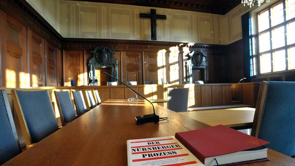 Vom 20. November 1945 bis zum 1. Oktober 1946 fand in Nürnberg der Hauptkriegsverbrecherprozess vor dem Internationalen Militärgerichtshof statt. Mit diesem Prozess erlangte der Sitzungssaal 600 im Nürnberger Justizpalast weltweite Berühmtheit. Im Februar 2020 wurde das letzte Urteil in dem historischen Ort gefällt, der nun Teil des Museums Memorium Nürnberger Prozesse ist.