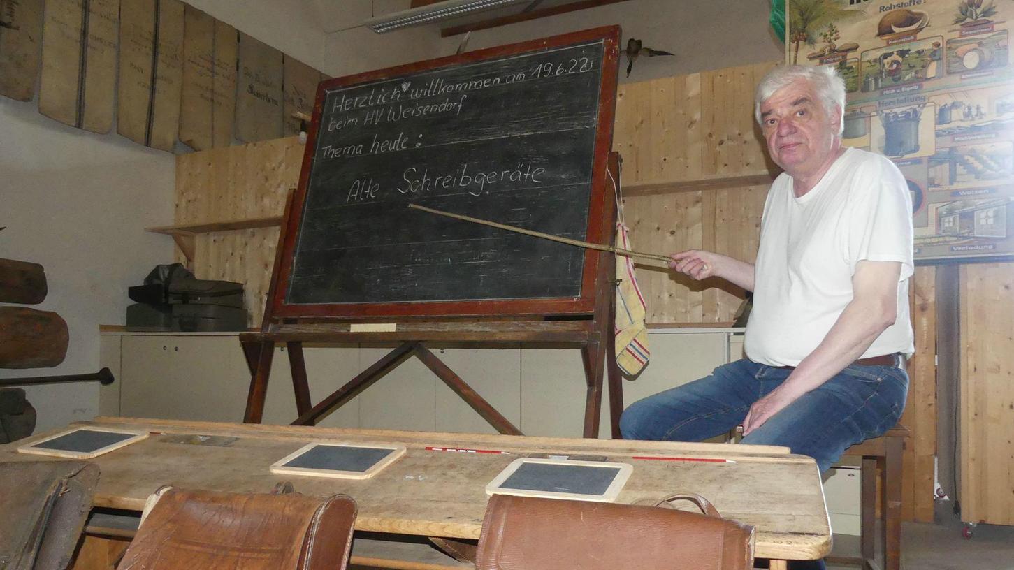 Lehrer Lothar Riks vor der Schultafel im Heimatmuseum.