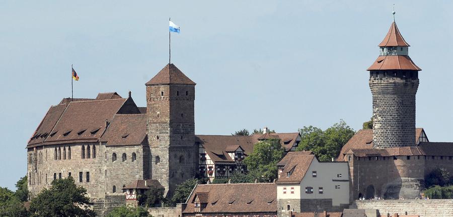 Die Kaiserburg ist das Wahrzeichen Nürnbergs und thront hoch über der Altstadt. Früheste bauliche Spuren stammen bereits aus der Zeit um 1000. Nach den schweren Beschädigungen durch die zahlreichen Luftangriffe auf Nürnberg im Zweiten Weltkrieg wurde die Burganlage in historischen Formen wiederaufgebaut. Seitdem gehört sie geschichtlich und baukünstlerisch zu den bedeutendsten Wehranlagen Europas.