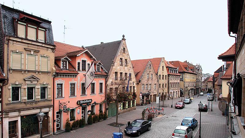 Die Gustavstraße in Fürth war die alte Hauptstraße der Stadt. Die pittoreske Straße mit ihren Bürgerhäusern aus dem 18./19. Jahrhundert und ihrer ausgeprägten Kneipenszene sowie deren unmittelbares Umfeld gelten als Hauptsehenswürdigkeit Fürths, nahezu alle Gebäude der Gustavstraße stehen unter Denkmalschutz.