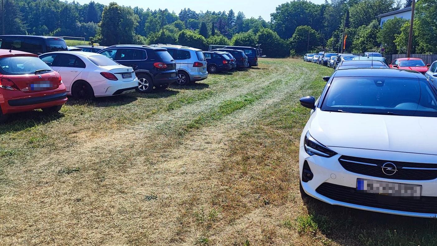 Obwohl der – am Wochenende öffentliche – Emuge-Parkplatz halb leer war, parkten Freibadbesucher in Lauf den C-Platz am SKL-Gelände zu. Obwohl der – am Wochenende öffentliche – Emuge-Parkplatz halb leer war, parkten Freibadbesucher in Lauf den C-Platz am SKL-Gelände zu.