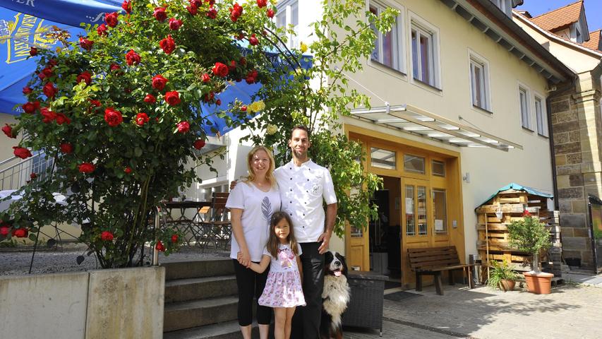Dormitz: Gasthaus mit geweihtem Trausaal und Kellergewölbe Dormitz: Gasthaus mit geweihtem Trausaal und Kellergewölbe