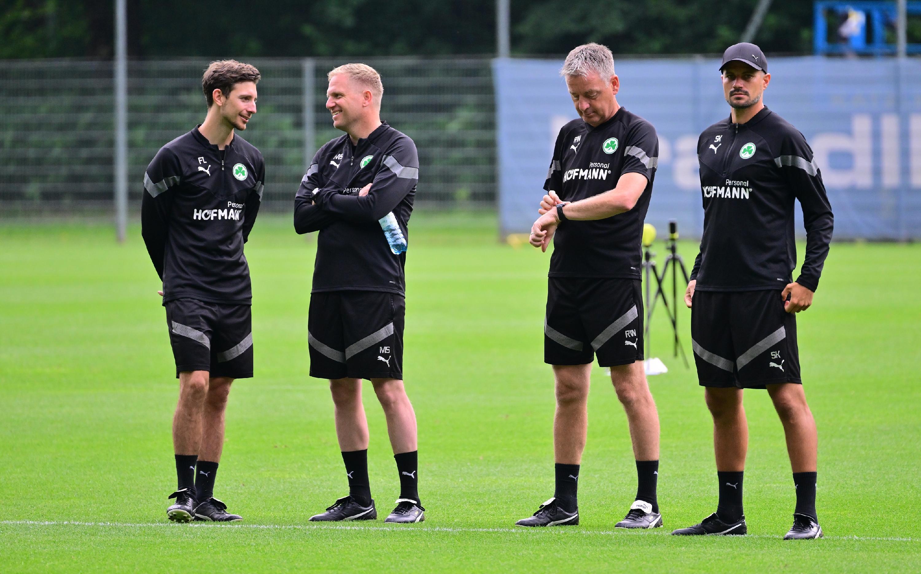 Kurz vor 10 Uhr - Arbeitsbeginn. Athletiktrainer Florian Leimeister, Marc Schneider und seine beiden Assistenten Rainer Widmayer und Stefan Kleineheismann begrüßen die Kleeblatt-Profis zum Training.