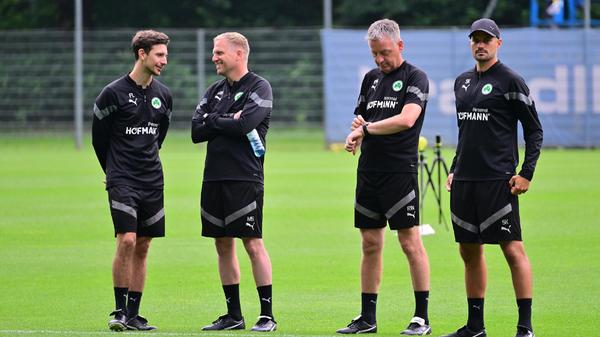 Kurz vor 10 Uhr - Arbeitsbeginn. Athletiktrainer Florian Leimeister, Marc Schneider und seine beiden Assistenten Rainer Widmayer und Stefan Kleineheismann begrüßen die Kleeblatt-Profis zum Training.