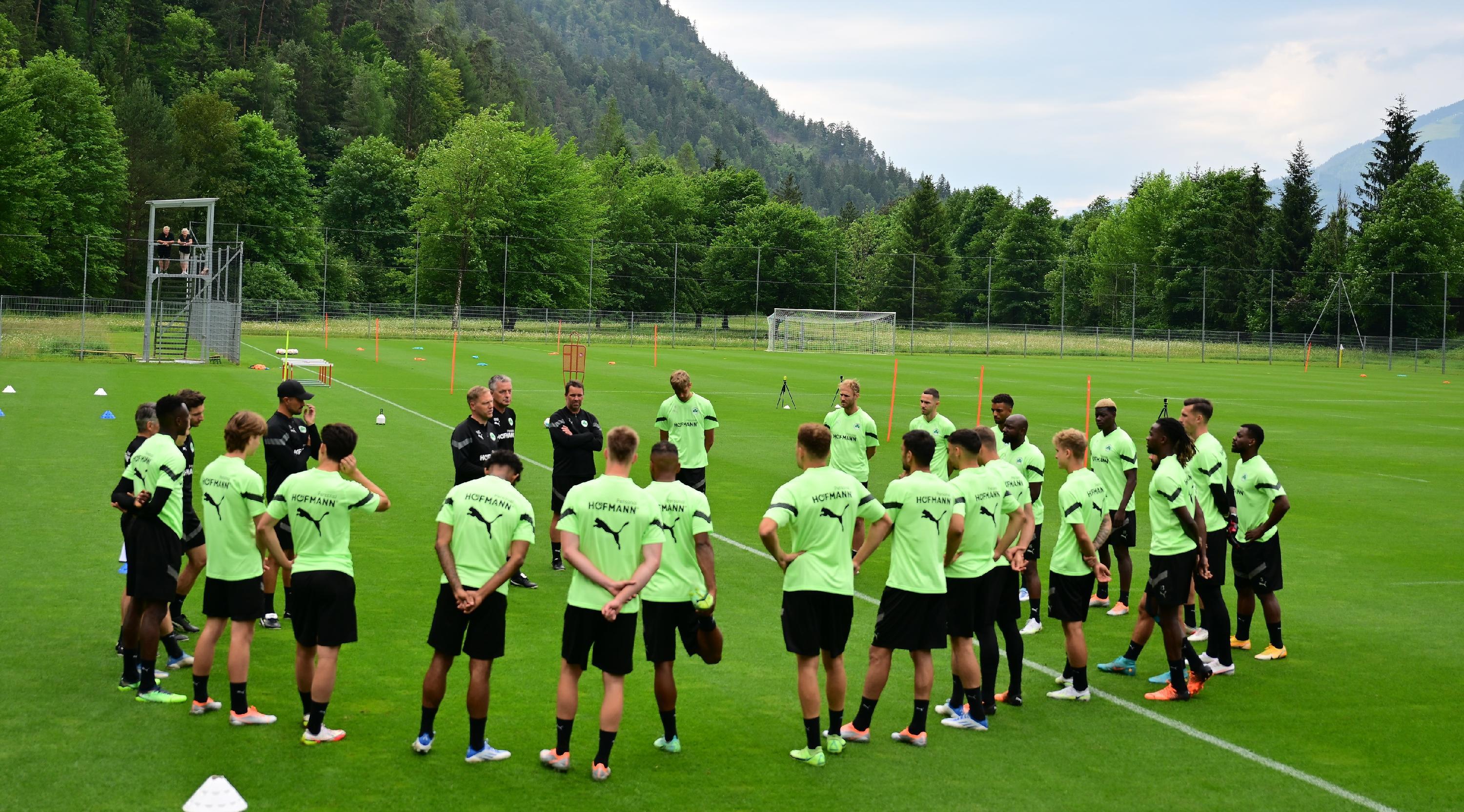 In der Nacht von Sonntag auf Montag kühlte es in Saalfelden merklich ab. Bevor die Temperaturen am Mittag wieder stiegen, startete das Kleeblatt bei angenehmen 22 Grad mit einer sehr intensiven Einheit in den Tag. Wie diese ablief? Hier kommen alle Bilder vom Trainingsplatz.