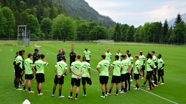 In der Nacht von Sonntag auf Montag kühlte es in Saalfelden merklich ab. Bevor die Temperaturen am Mittag wieder stiegen, startete das Kleeblatt bei angenehmen 22 Grad mit einer sehr intensiven Einheit in den Tag. Wie diese ablief? Hier kommen alle Bilder vom Trainingsplatz.