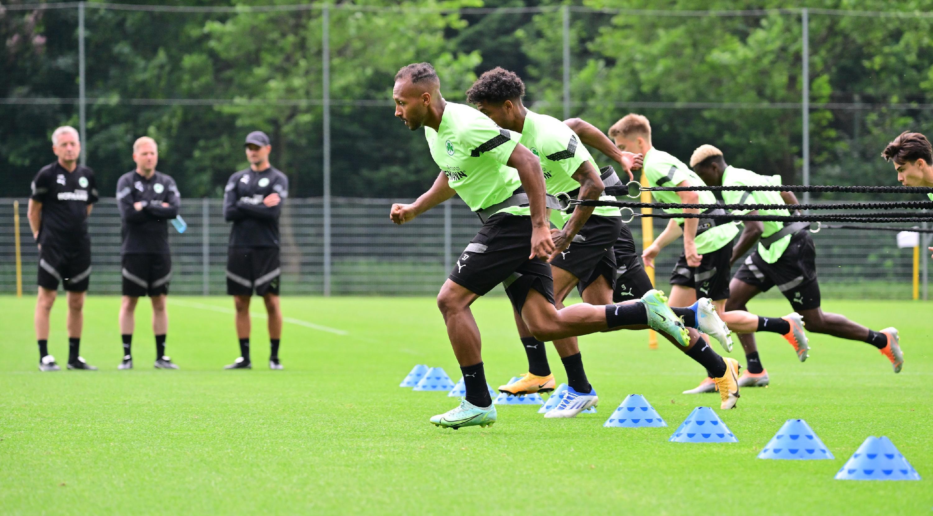 Nach einem kurzen Aufwärmen wurde es zum ersten Mal anstrengend. Julian Green und seine Kollegen...