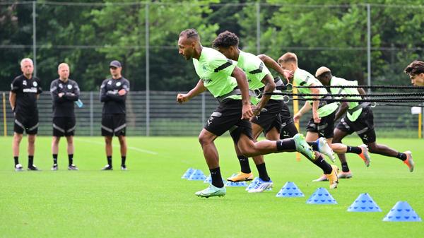 Nach einem kurzen Aufwärmen wurde es zum ersten Mal anstrengend. Julian Green und seine Kollegen...