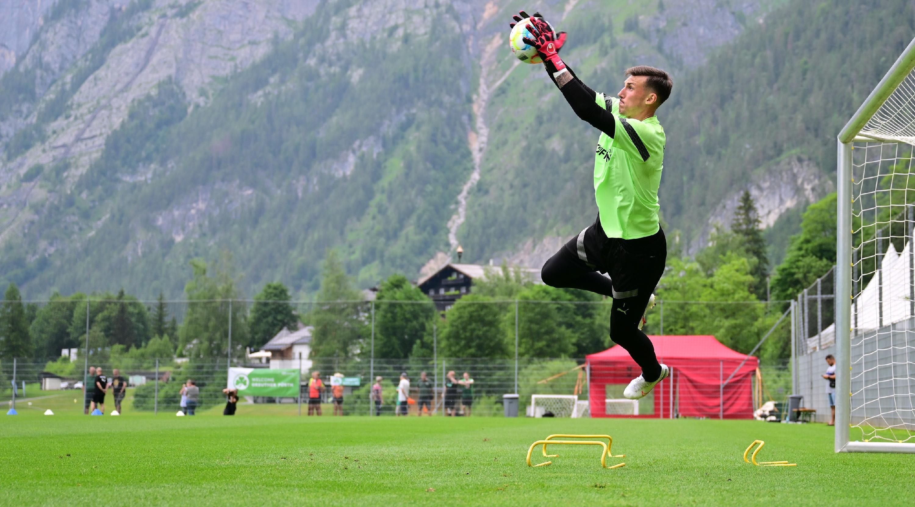 Die drei Torhüter trainierten derweil auf der anderen Seite des Feldes mit Torwarttrainer Christian Fiedler. Dabei machte nicht nur Andreas Linde eine gute Figur,...