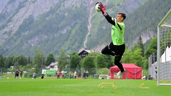Die drei Torhüter trainierten derweil auf der anderen Seite des Feldes mit Torwarttrainer Christian Fiedler. Dabei machte nicht nur Andreas Linde eine gute Figur,...