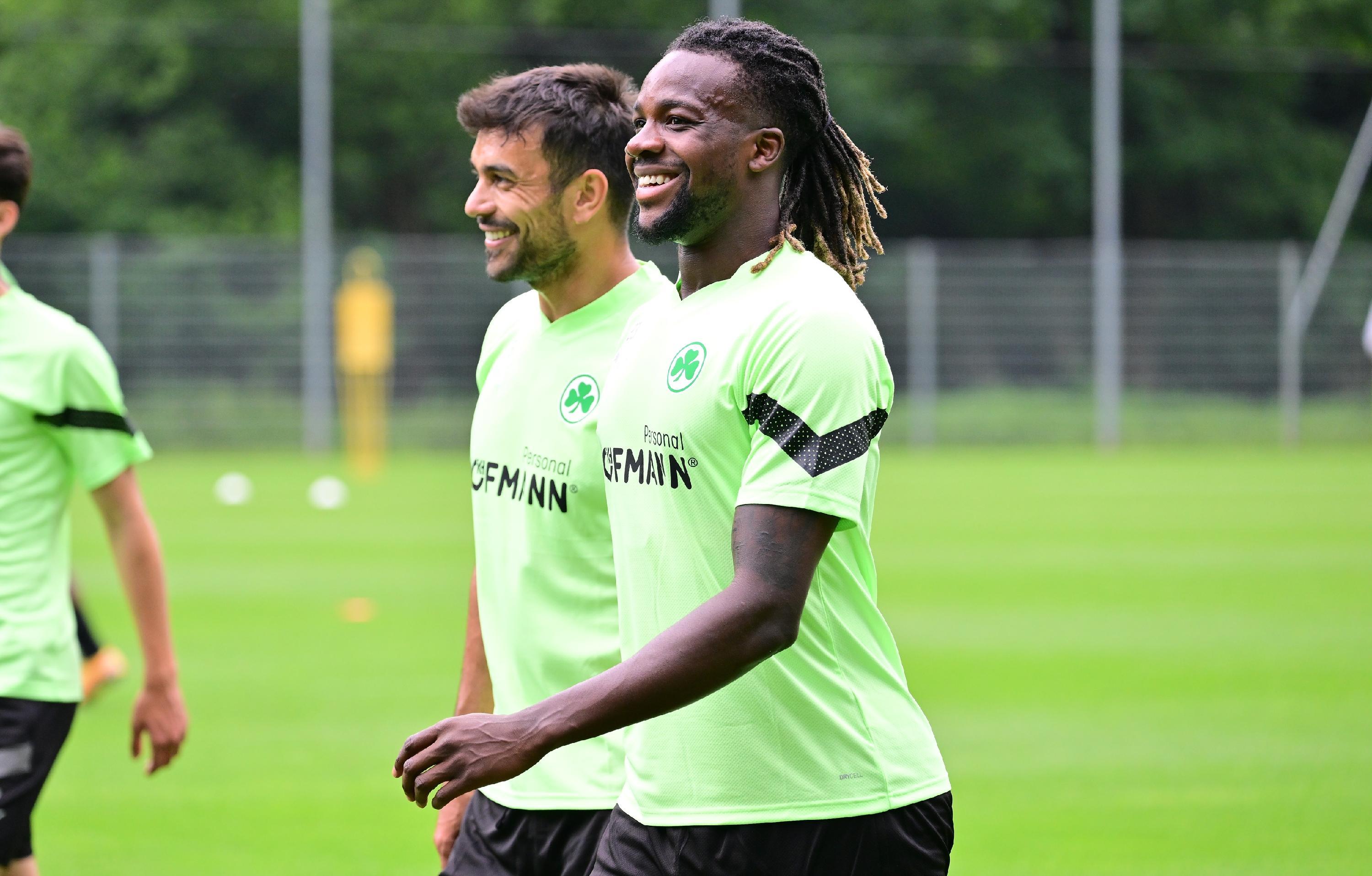 ... und traf dabei auch auf die Abwehrspieler Oussama Haddadi und Gideon Jung.