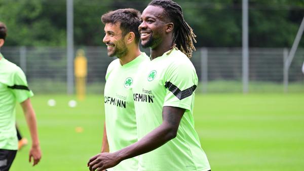 ... und traf dabei auch auf die Abwehrspieler Oussama Haddadi und Gideon Jung.