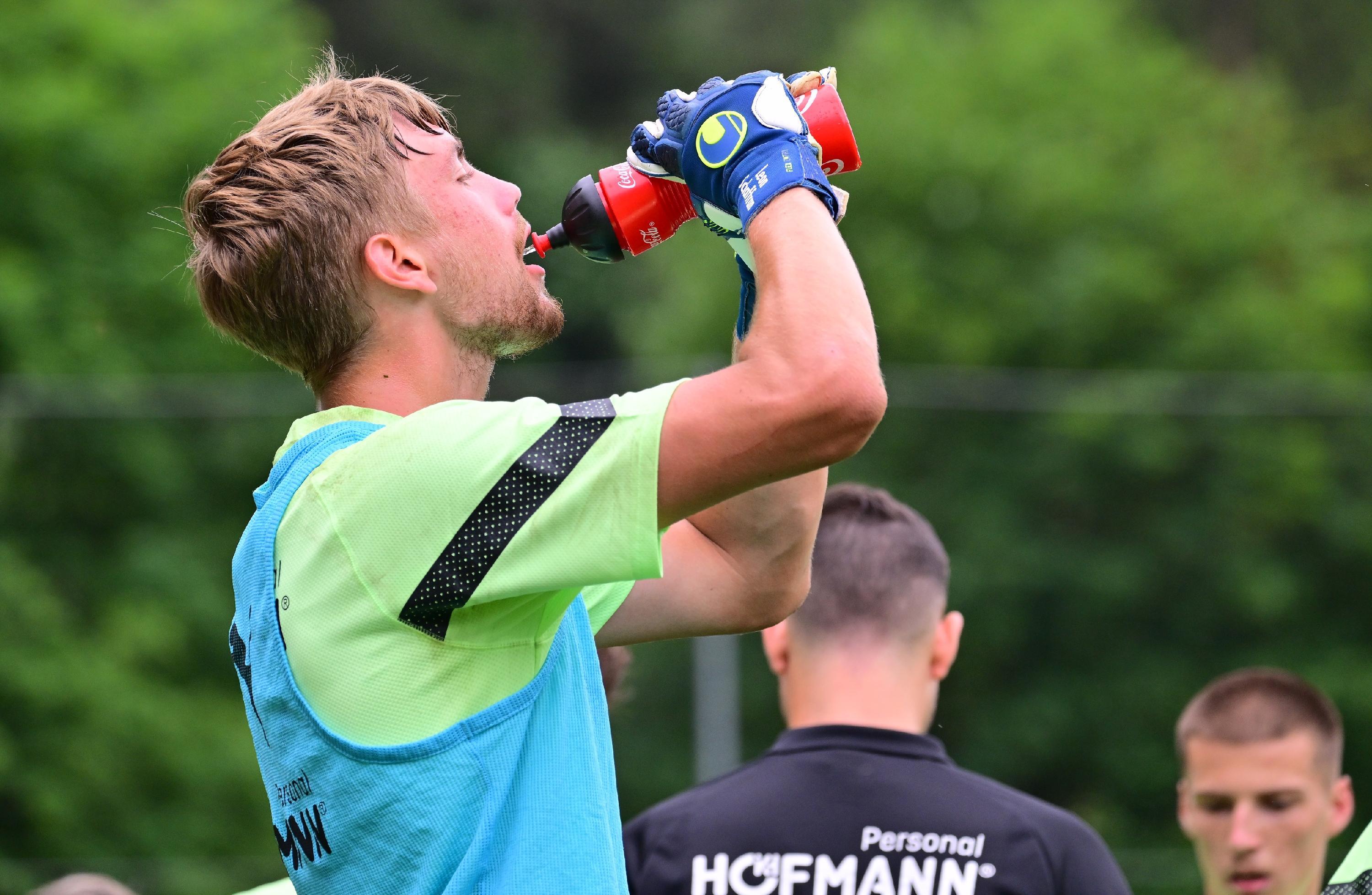 Der durfte nach einigen Flugeinlagen erstmal den Flüssigkeitshaushalt regeln...