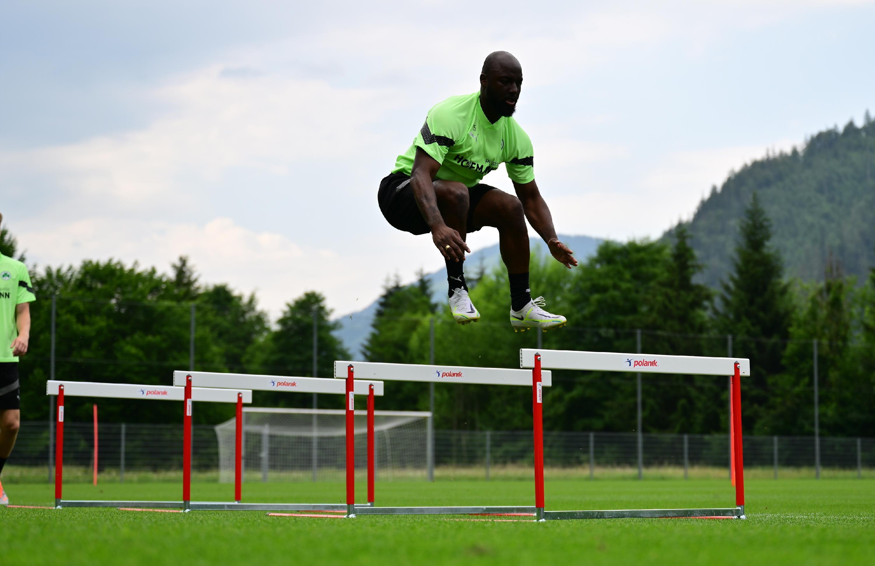 Anschließend ging es quer über den Platz durch einen Parcours, an dessen Anfang Sprungkraft gefragt war.