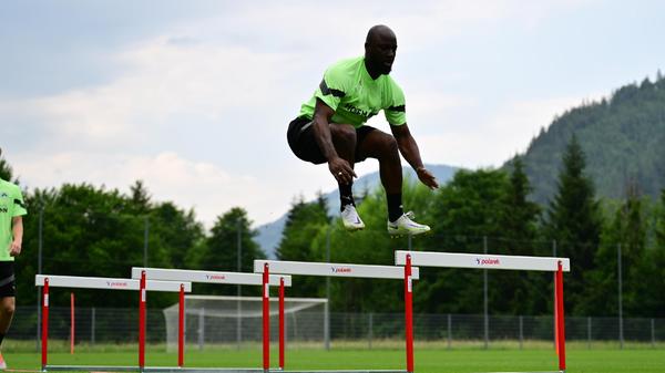 Anschließend ging es quer über den Platz durch einen Parcours, an dessen Anfang Sprungkraft gefragt war.