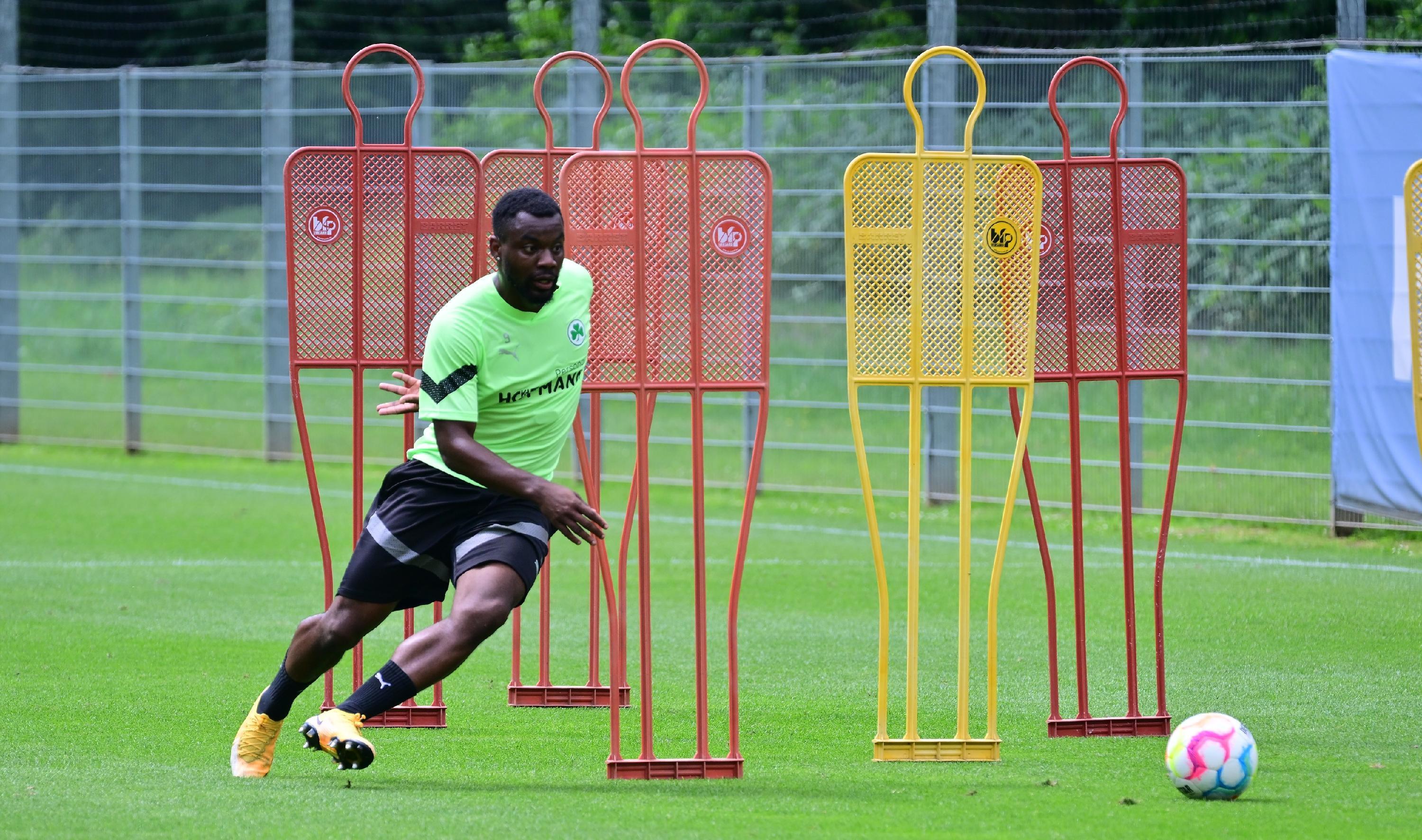 ... dribbelten anschließend durch eher hüftsteife Verteidiger und...