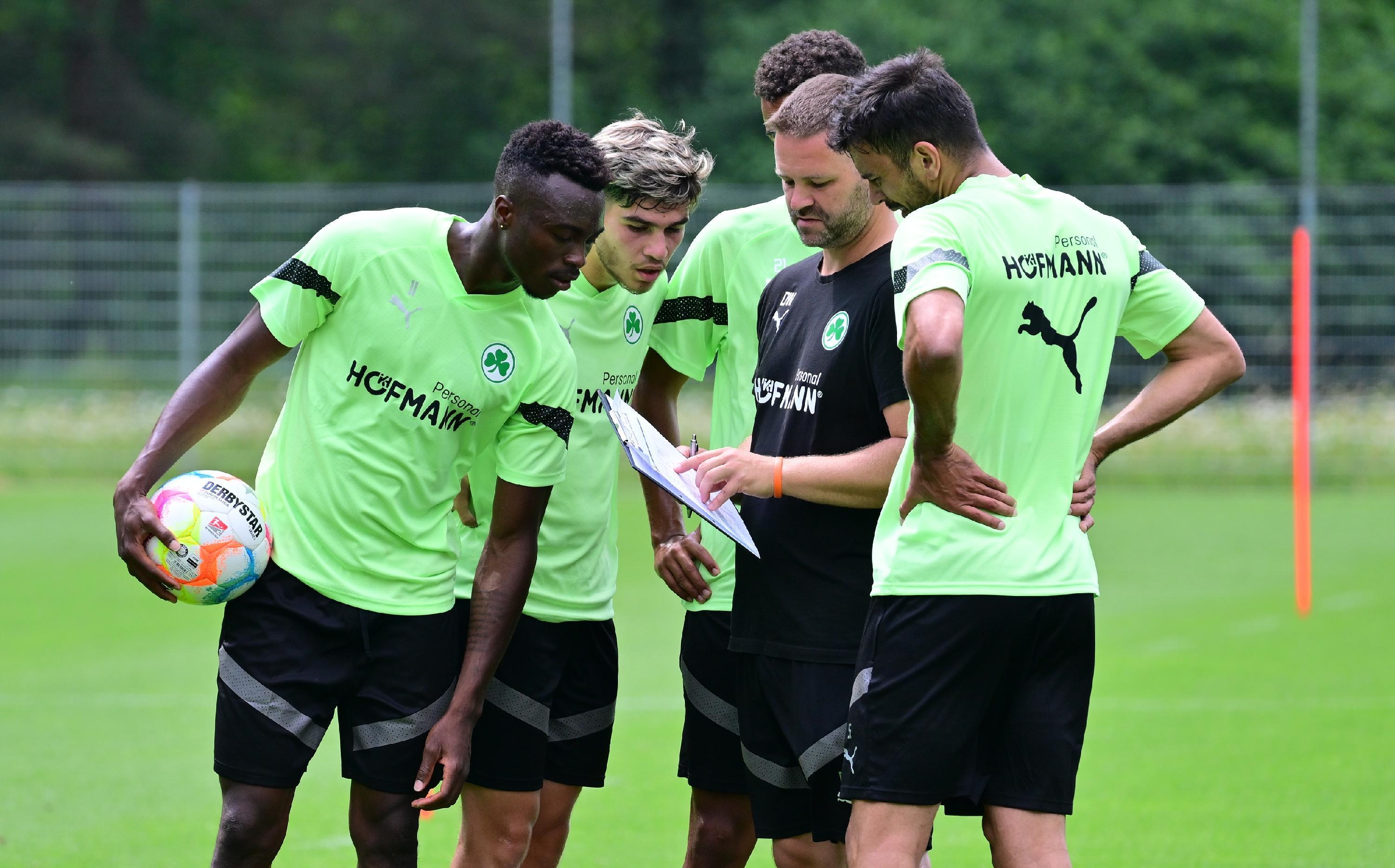 Was die Spieler hier mit Zeugwart Daniel Wiegand besprachen, war von Außen nicht nachzuvollziehen