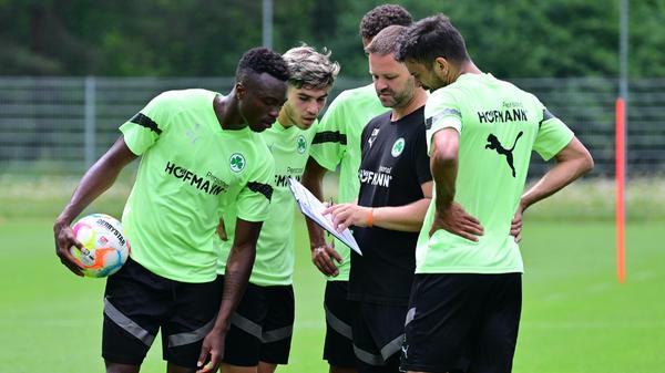 Was die Spieler hier mit Zeugwart Daniel Wiegand besprachen, war von Außen nicht nachzuvollziehen