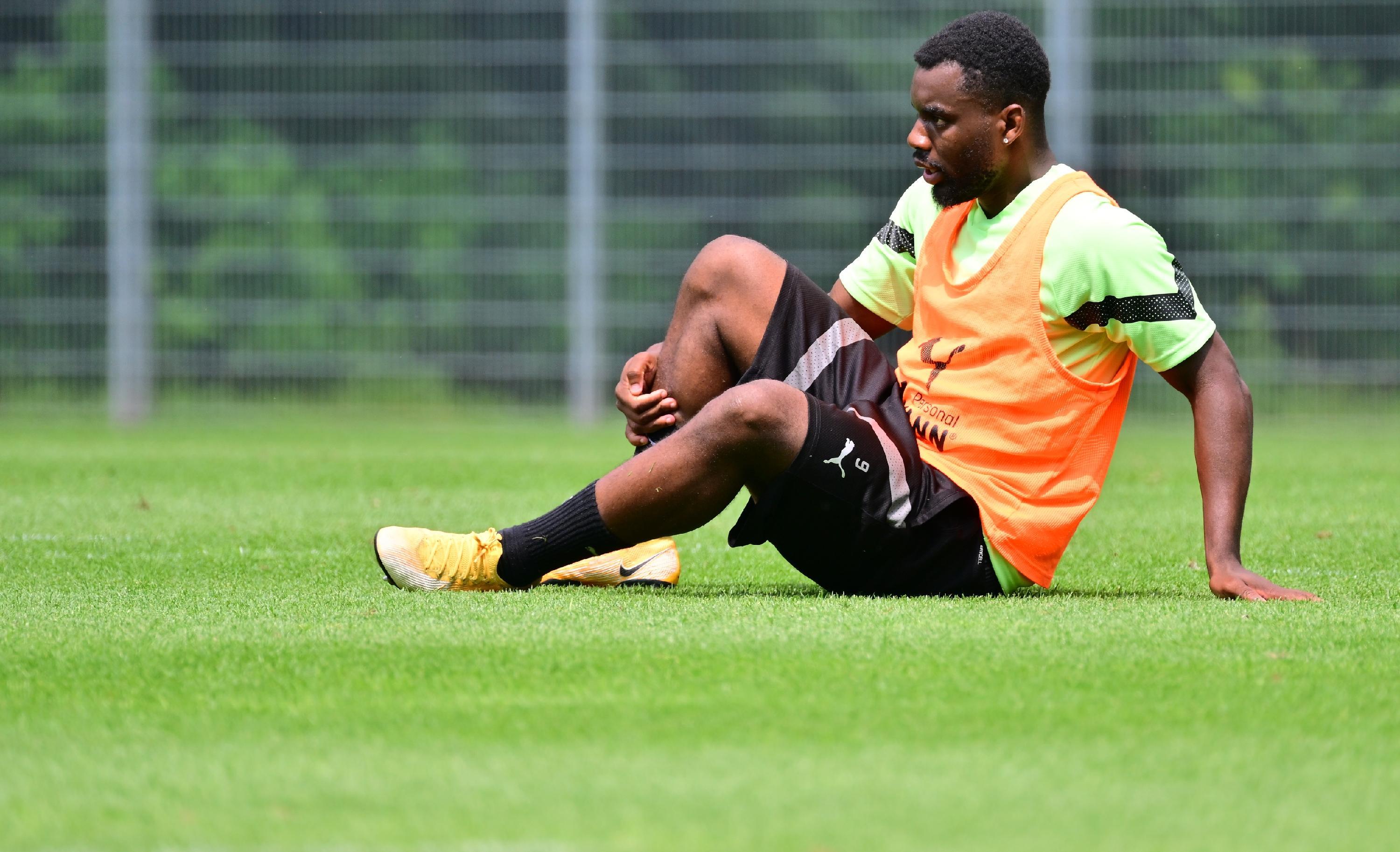 In den Zweikämpfen ging es teilweise ganz schön zur Sache. Vor diesem Foto hatte Dickson Abiama seinen Sturmpartner Afimico Pululu mit einer Grätsche am Torschuss gehindert.