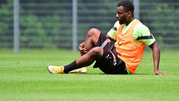 In den Zweikämpfen ging es teilweise ganz schön zur Sache. Vor diesem Foto hatte Dickson Abiama seinen Sturmpartner Afimico Pululu mit einer Grätsche am Torschuss gehindert.