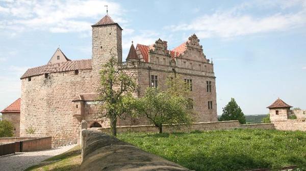 1157 wird die Burg Cadolzburg erstmals urkundlich erwähnt. Im Laufe der Jahrhunderte blickt sie auf eine wechselvolle Geschichte zurück. Nachdem sie 1945 durch einen Brand zerstört worden war und jahrelang in Trümmern lag, wurde sie erst in den 80er Jahren des letzten Jahrhunderts wieder aufgebaut. Seither zieht sie viele Besucherinnen und Besucher aus der Region an und ist ein nahes Ausflugsziel in der Metropolregion Nürnberg.