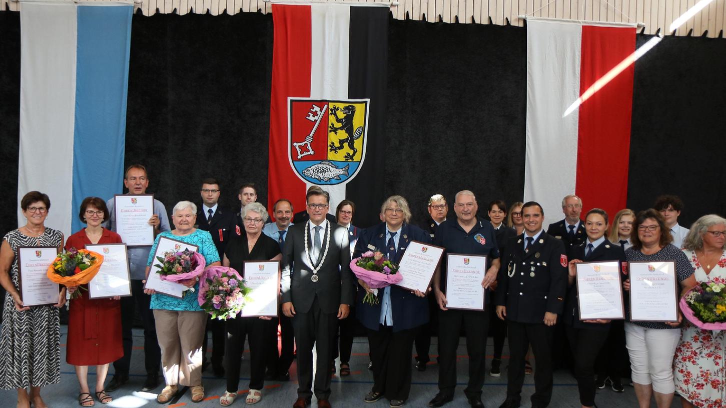 Zahlreiche Ehrenamtliche konnte Bürgermeister Fischkal bei der jüngsten Ehrungsveranstaltung der Gemeinde Adelsdorf auszeichnen.
Zahlreiche Ehrenamtliche konnte Bürgermeister Fischkal bei der jüngsten Ehrungsveranstaltung der Gemeinde Adelsdorf auszeichnen.